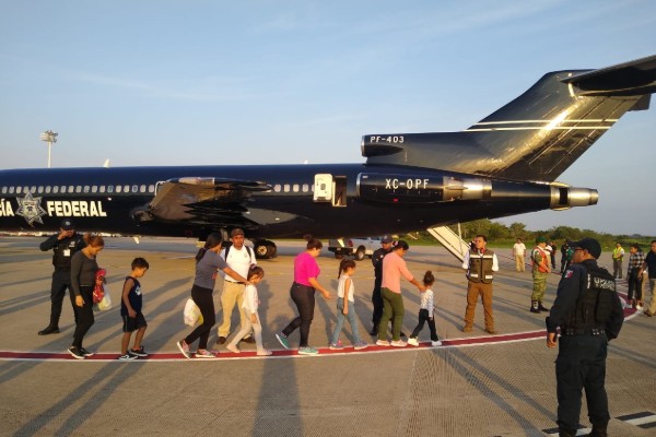 Policía Federal deporta a 106 migrantes a honduras
