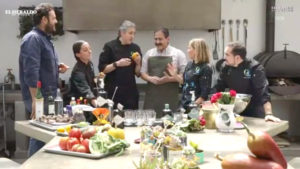 GastroLab en espacio abierto con comida en mesa